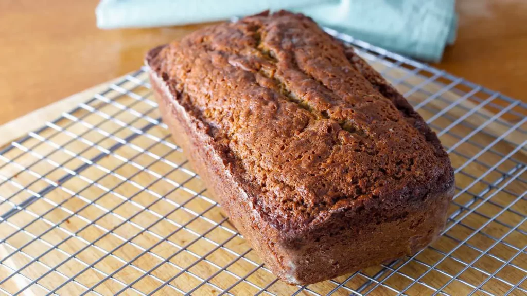 Traditionelles Bananenbrot ohne Ei, goldbraun und saftig gebacken