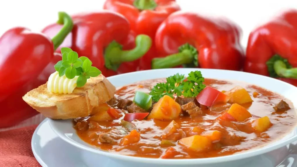 Eine Schüssel mit traditioneller Gulaschsuppe, gefüllt mit Rindfleisch, Kartoffeln und Paprika.