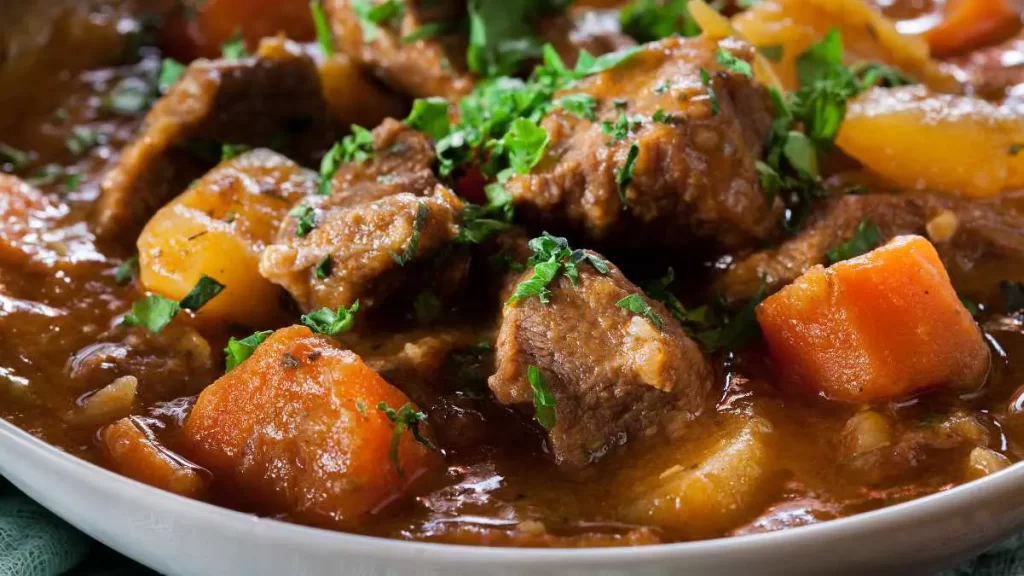 Traditioneller Bauerntopf mit Hackfleisch, Kartoffeln und Gemüse in aromatischer Tomatensauce – Ein Klassiker der deutschen Küche.