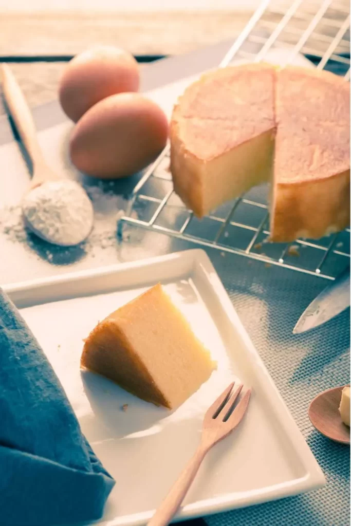 Traditioneller Butterkuchen mit knuspriger Zuckerkruste, frisch gebacken.