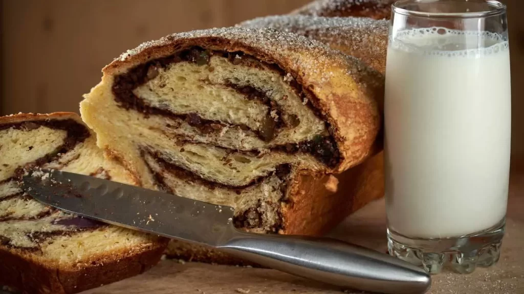 Veganer Marmorkuchen, serviert mit einem Glas Pflanzenmilch – köstlicher, pflanzlicher Kuchen mit Schokoladen- und Vanilleteig.