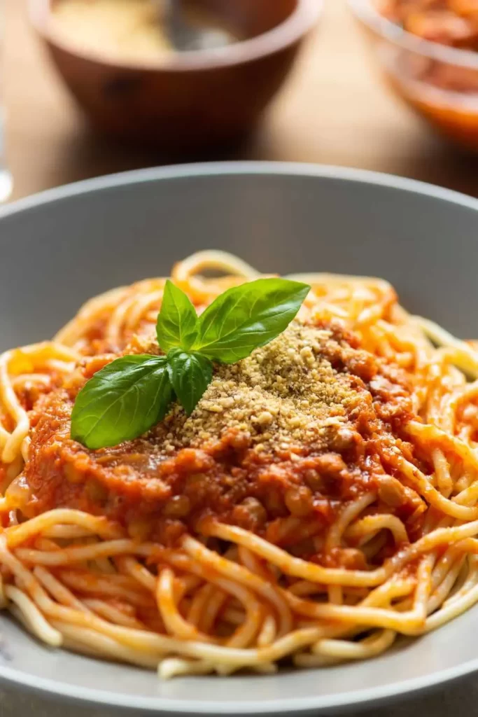 Vegetarische Bolognese mit Linsen, angerichtet mit Pasta – schnelles und gesundes Rezept für eine fleischfreie Mahlzeit.