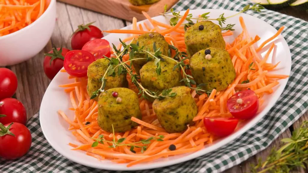 Knusprige vegetarische Frikadellen serviert auf frischem Karottensalat – Perfekte gesunde Mahlzeit