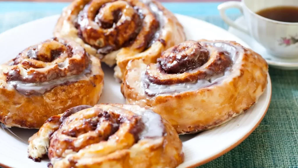 Frisch gebackene Zimtschnecken mit Zimt und Zucker