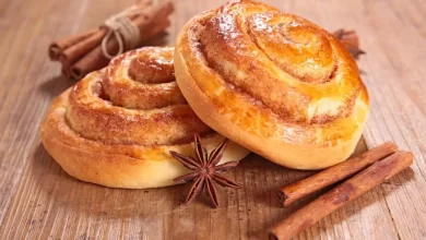 Frische, goldbraune Zimtschnecken mit Zimt und Zucker