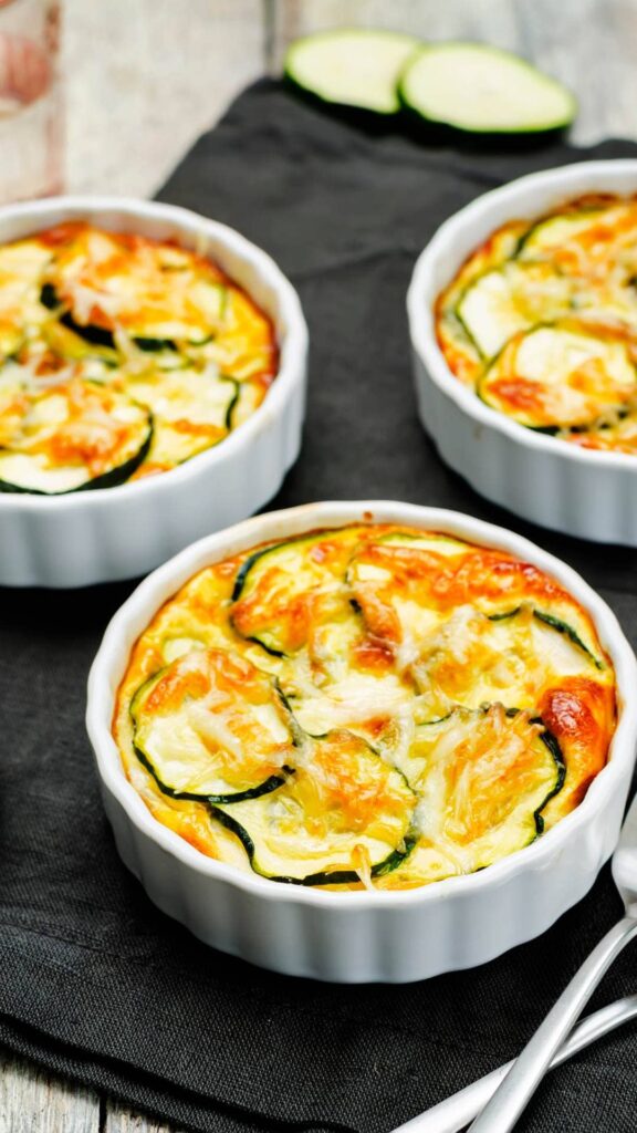 Zucchini-Auflauf mit goldbrauner Käsekruste und frischen Kräutern.