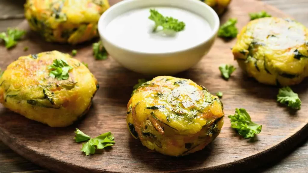 Zucchinipuffer Low Carb Rezept, gesunde und kohlenhydratarme Puffer