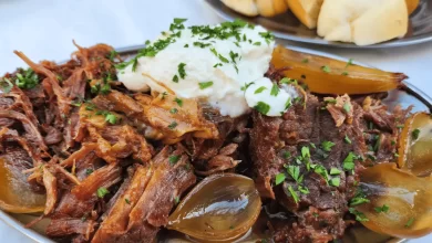 Zwiebelrostbraten – Perfekt gebratenes Rindersteak mit knusprigen Röstzwiebeln und würziger Soße, serviert mit Beilage.
