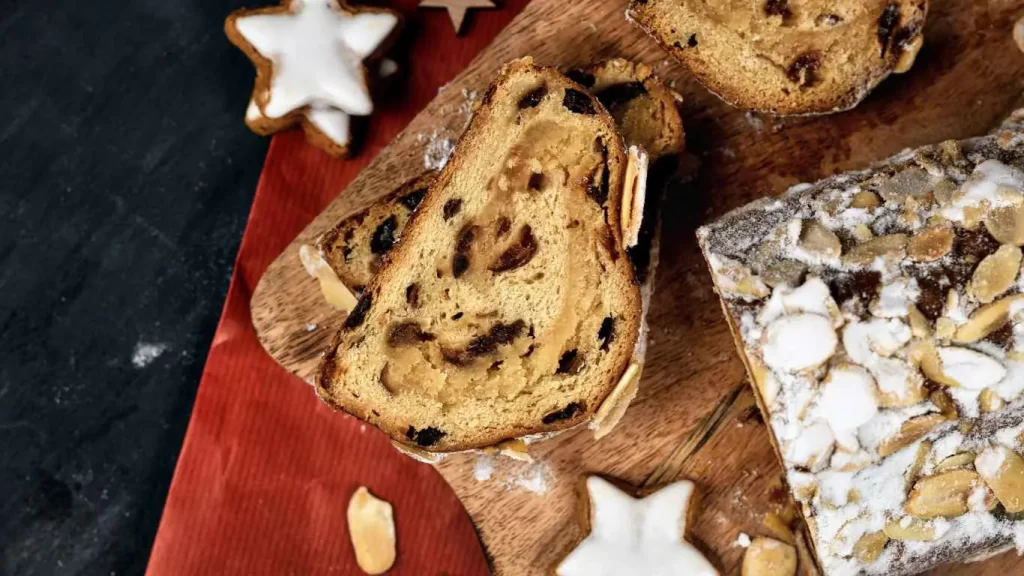  Ein Stück traditioneller Christstollen mit Puderzucker bestäubt