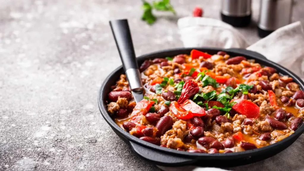 Einfache Chili sin Carne – Vegetarisches Chili mit Bohnen, Paprika und Gewürzen