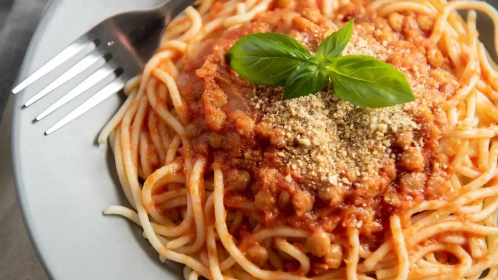 Einfache vegetarische Bolognese mit Linsen, serviert auf Spaghetti – eine schnelle und leckere Mahlzeit ohne Fleisch.