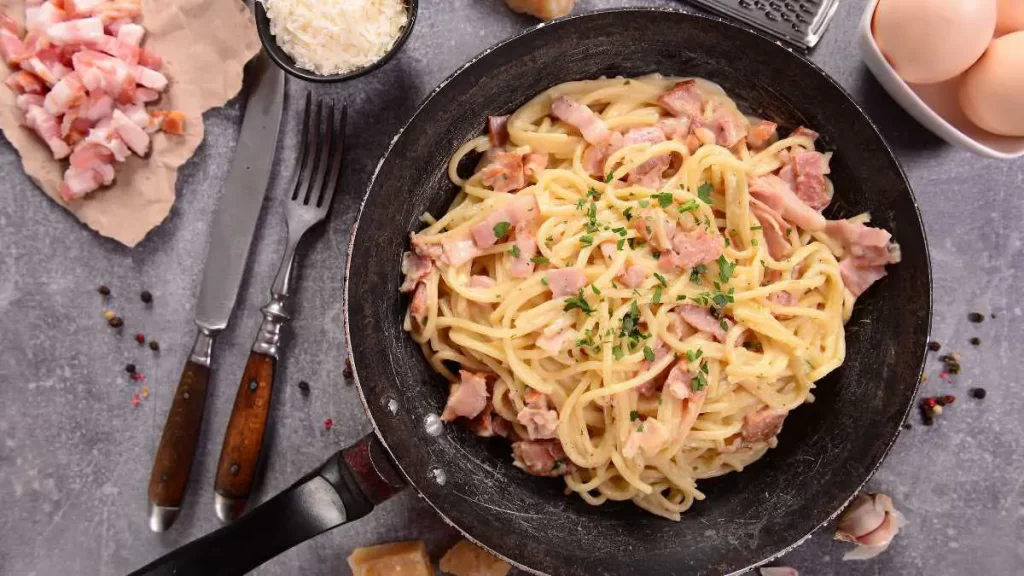 Einfache und leckere Spaghetti Carbonara mit cremiger Ei-Parmesan-Sauce und knusprigem Speck