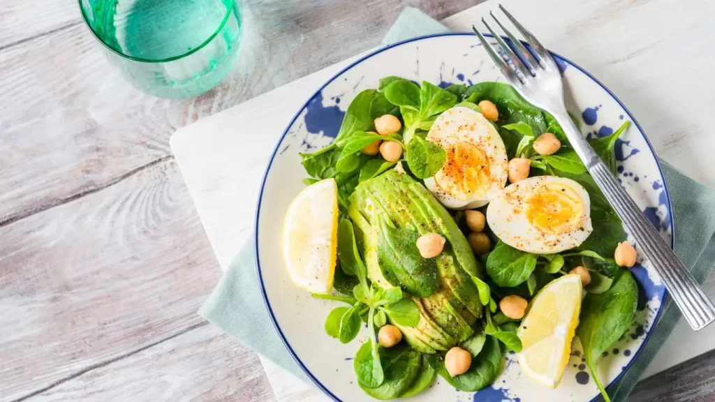 Einfacher Low Carb Spinatsalat mit frischen Avocado-Stücken, gekochtem Ei und knackigem Spinat – ideal für eine schnelle und gesunde Mahlzeit.