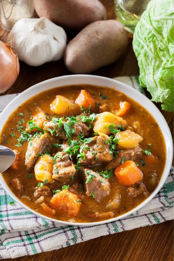 Einfaches Bauerntopf Rezept mit Hackfleisch, Kartoffeln und Paprika in einer würzigen Sauce – Schnell zuzubereiten.