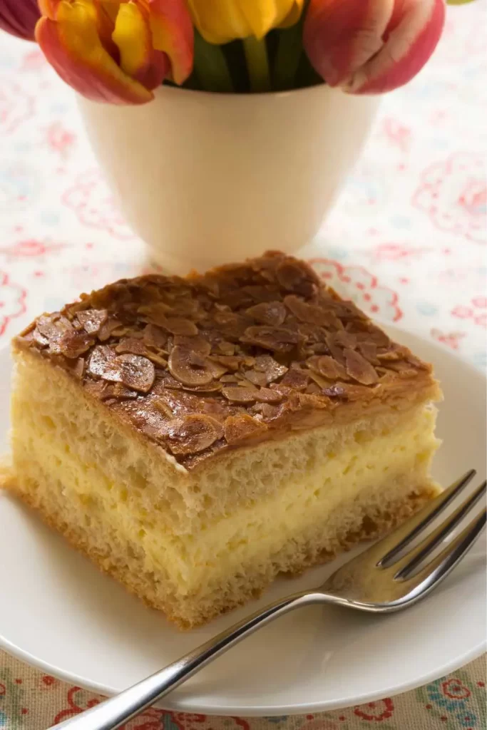 Einfaches Bienenstich mit Paradiescreme Rezept – schneller Hefekuchen mit Vanillecreme und Mandeldecke