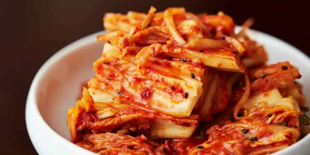 Frisches Kimchi in einer Schale, koreanisches fermentiertes Gemüse mit Chili und Gewürzen