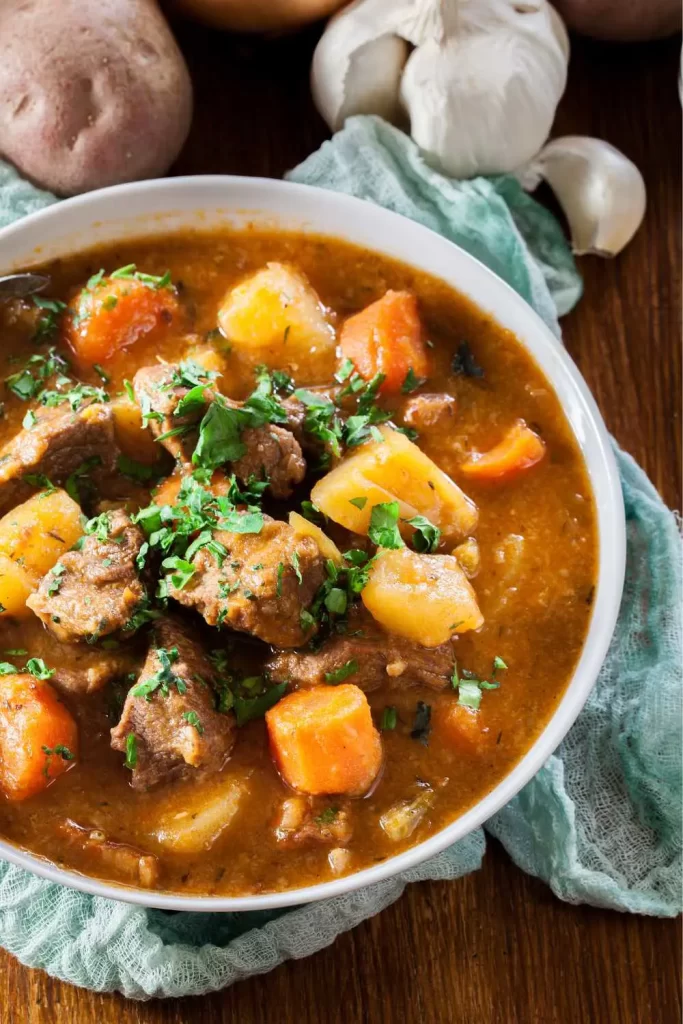 Klassischer Bauerntopf mit Hackfleisch, Kartoffeln und Gemüse in würziger Tomatensauce – Traditionelles Rezept für die Familie.