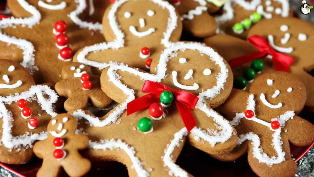 Leckere Lebkuchen-Plätzchen für Weihnachten, mit Zuckerglasur und traditionellen Gewürzen verziert, perfekt für die festliche Saison.