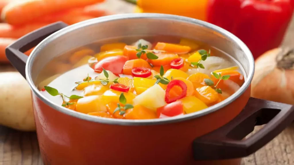 Omas hausgemachte Gemüsesuppe mit Kartoffeln, Karotten und Sellerie, serviert in einer Suppenschale.