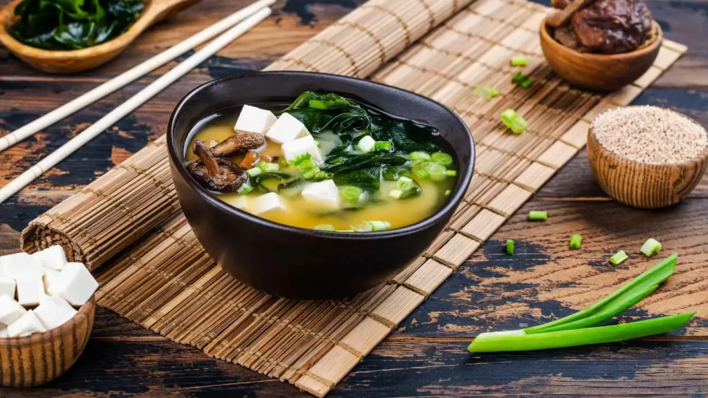 Eine Schale mit originaler japanischer Miso Suppe, traditionell zubereitet mit Tofu, Seetang und Miso-Paste.