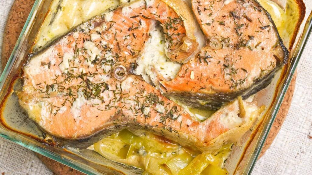 Traditioneller Lachsauflauf – Herzhaft gebackener Auflauf mit Lachs, Kartoffeln und Sahne