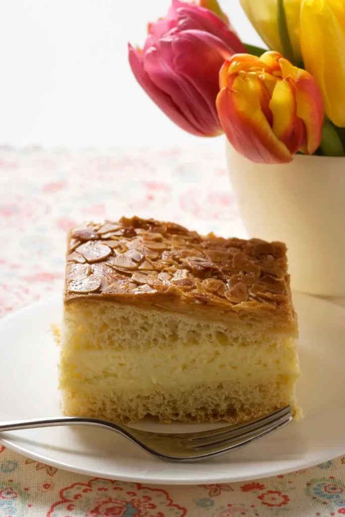 Traditioneller Bienenstich mit Paradiescreme – klassischer deutscher Kuchen mit Vanillecreme und knuspriger Mandeldecke