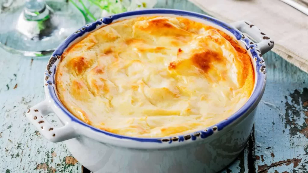 Klassischer Kartoffelauflauf mit Hackfleisch und goldbrauner Käsekruste