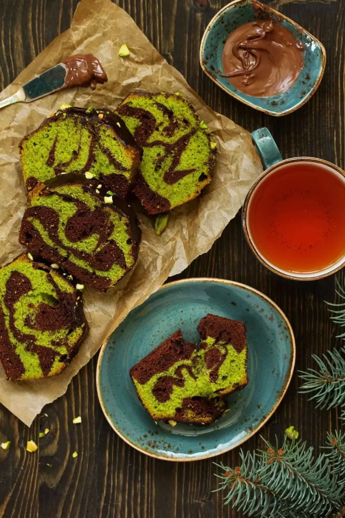 Pistazien Kuchen mit Schokoladenüberzug und gehackten Pistazien