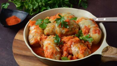 Vegetarische Kohlrouladen gefüllt mit Gemüse und Reis