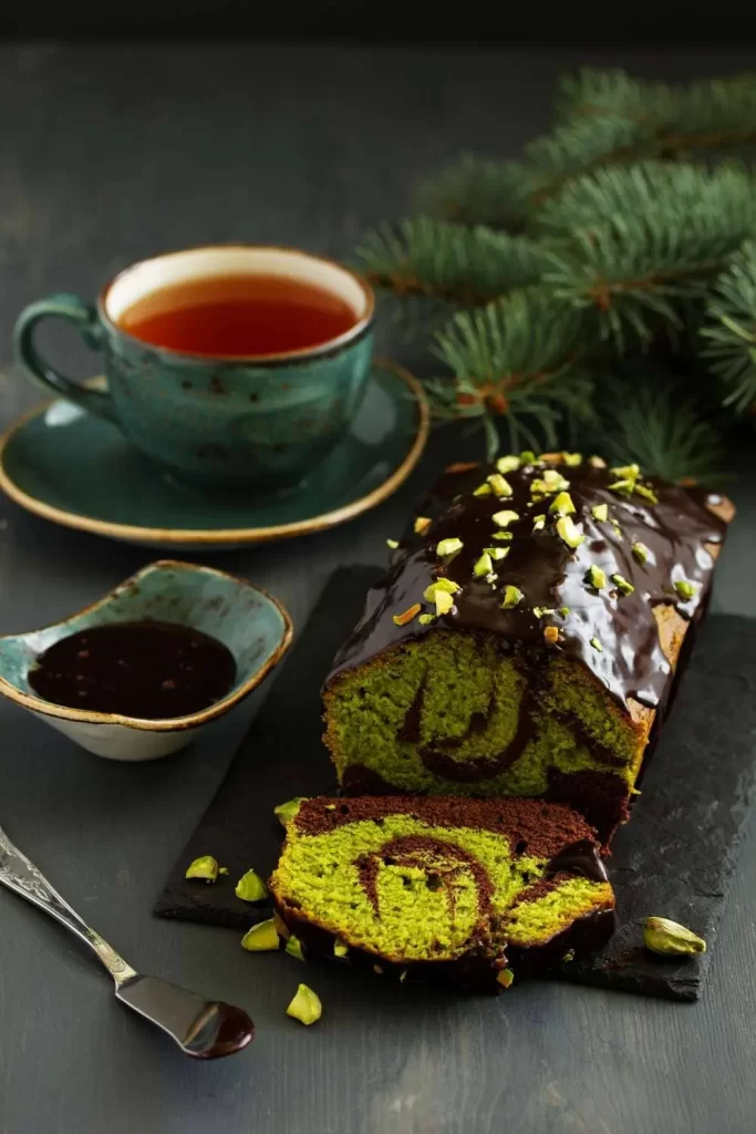 Köstlicher Pistazien Kuchen mit zarter Glasur und gehackten Pistazien