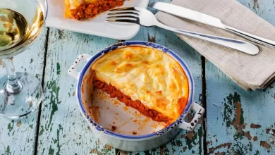 Herzhafter Kartoffelauflauf mit Hackfleisch und geschmolzenem Käse überbacken