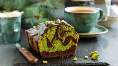 Leckerer Pistazien Kuchen, dekoriert mit gehackten Pistazien und einer zarten Glasur