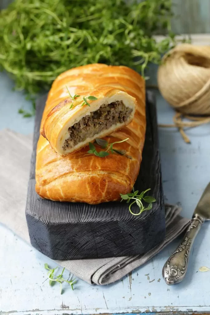 Blätterteig mit Hackfleisch und Käsefüllung, goldbraun gebacken