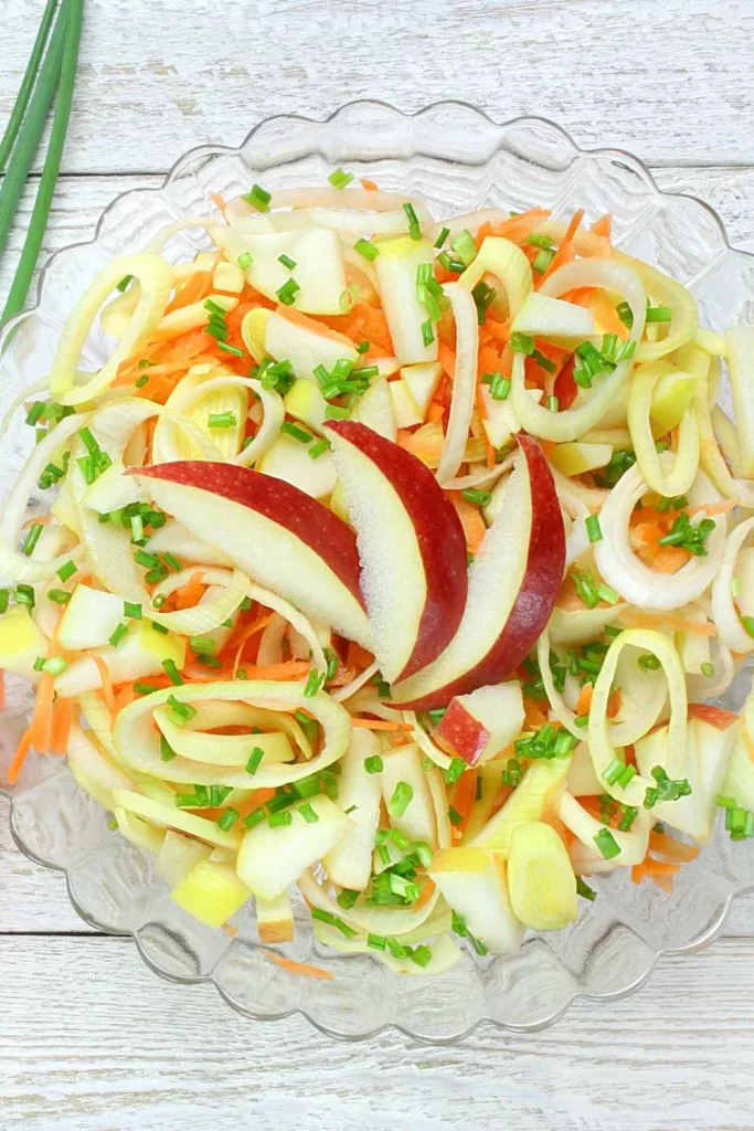 Apfel-Karotten-Salat Rezept mit frischen Äpfeln, geriebenen Karotten und einem leichten Dressing, ideal als gesunde Beilage.