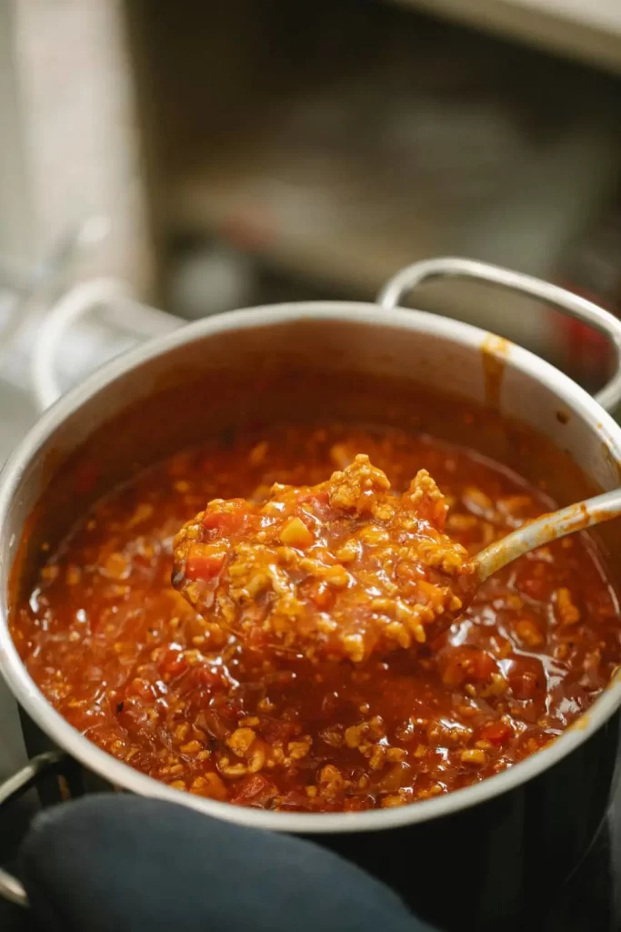 Bolognese Sauce – Herzhaftes Rinderhack in einer reichhaltigen Tomaten-Kräuter-Soße, perfekt für Pasta