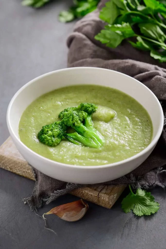 Hausgemachte Brokkoli Kartoffel Suppe in einer weißen Schüssel