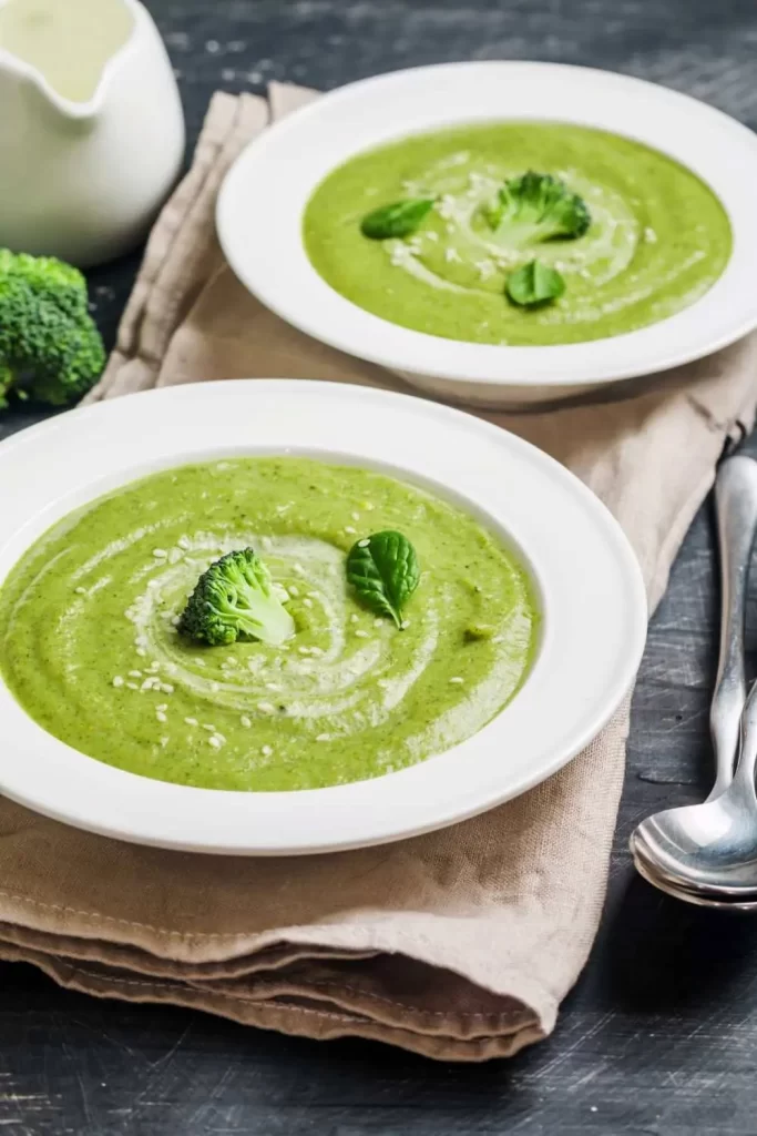 Frisch zubereitete Brokkoli-Kartoffel-Suppe