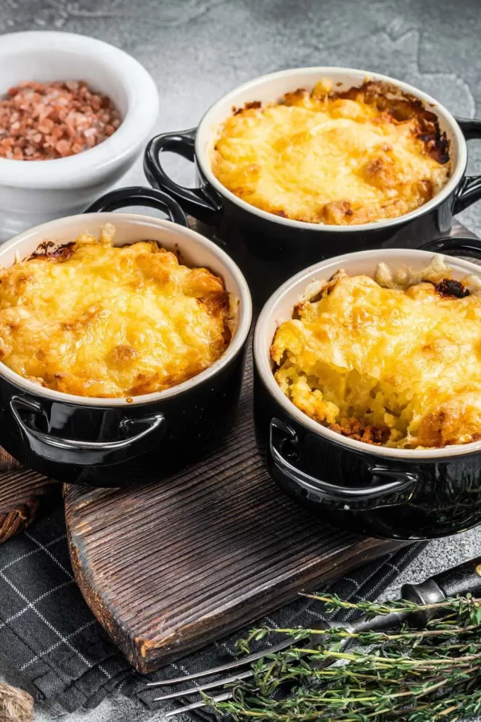 Klassischer Kartoffelauflauf mit Hackfleisch in einem individuellen Auflaufförmchen, goldbraun überbacken