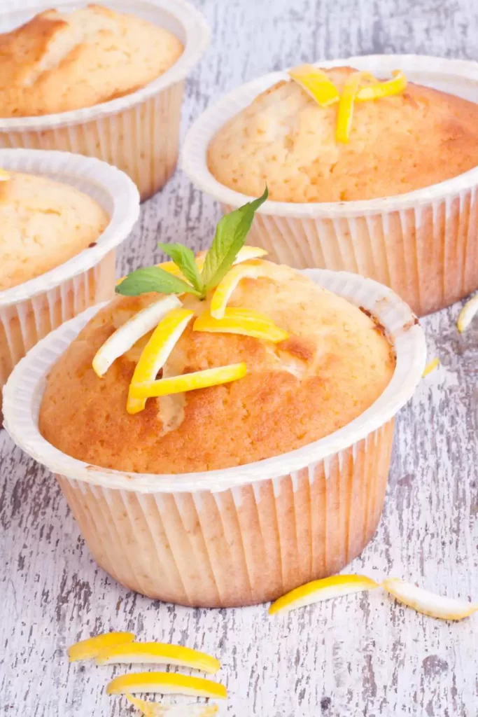 Selbstgemachte vegane Zitronenmuffins auf einem Teller, saftig und schnell zubereitet ohne tierische Zutaten