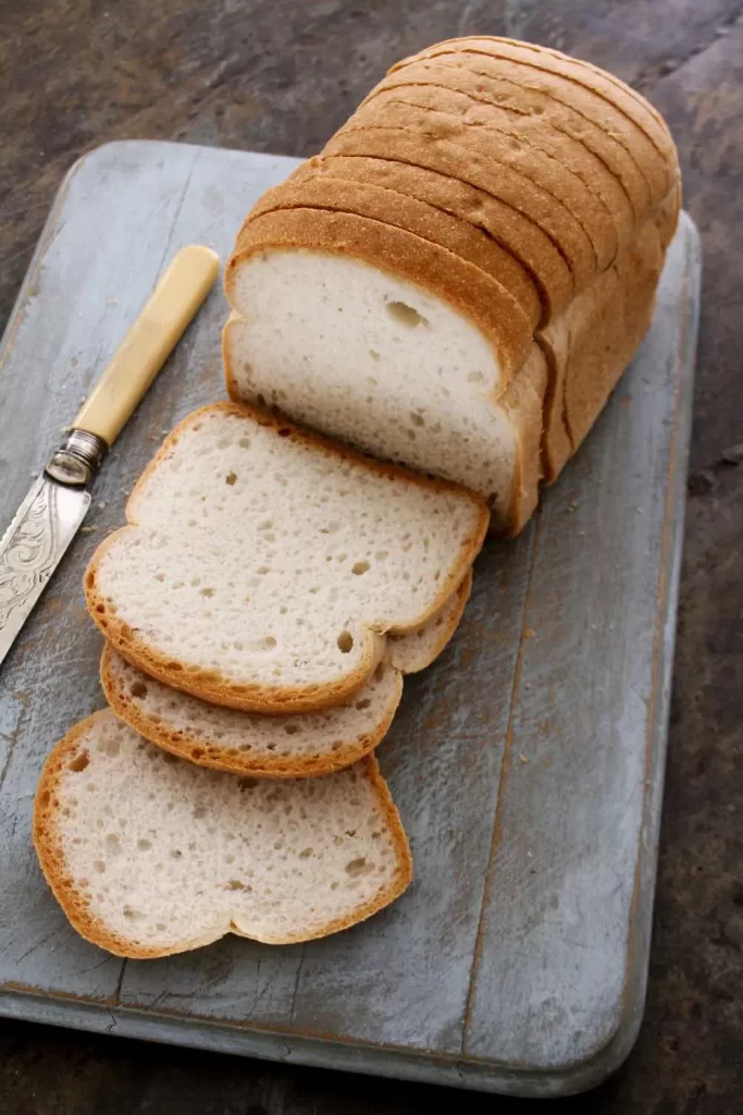 Einfaches glutenfreies Brot mit weicher Krume und knuspriger Kruste auf einem Holzbrett