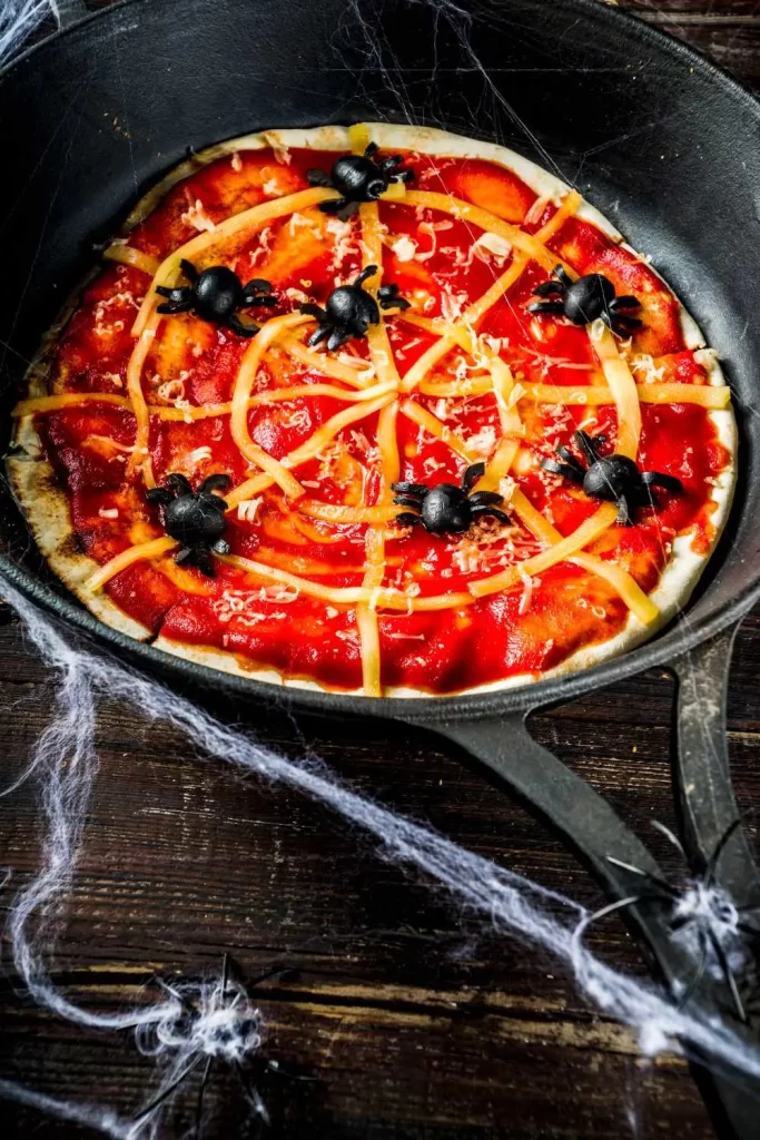 Einfache Halloween-Pizza mit Mozzarella-Gespenstern und Oliven-Spinnen