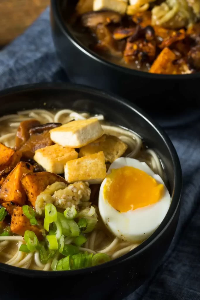 Veganes Ramen in Schüssel mit Nudeln, Gemüse und würziger Brühe – einfach und schnell zubereitet