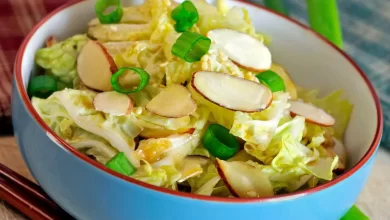 Friss Dich Dumm Salat mit frischen Zutaten wie Hähnchen, Ei, Käse und knackigem Gemüse