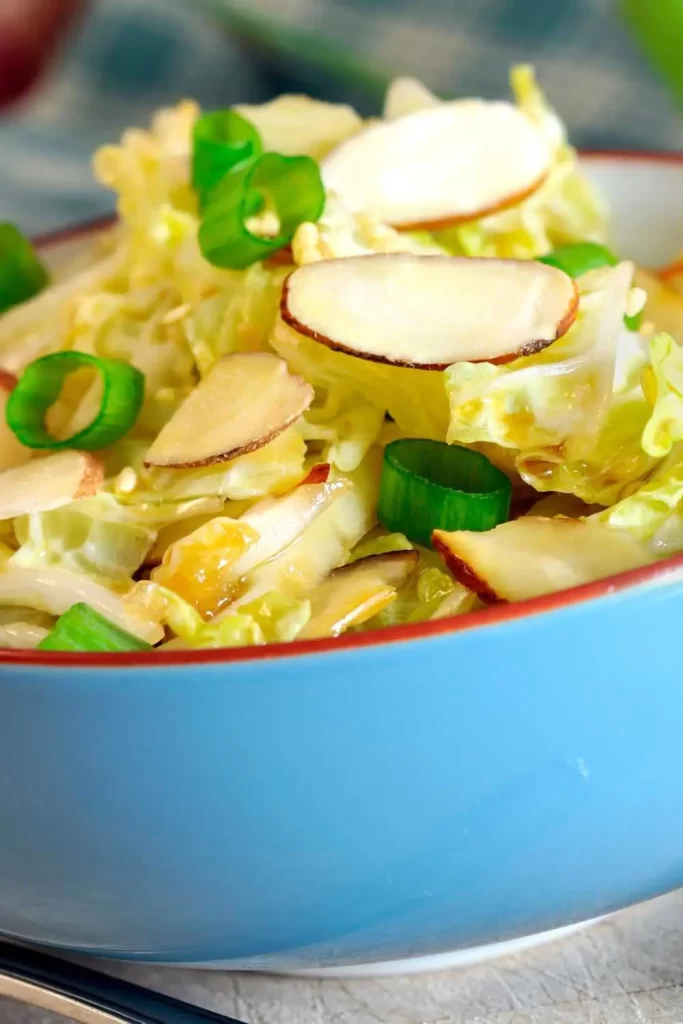 Friss Dich Dumm Salat nach Landfrauen-Rezept mit herzhaften Zutaten wie Käse, Schinken und frischem Gemüse