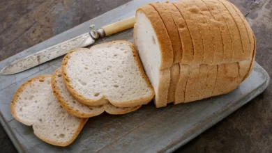 Frisch gebackenes glutenfreies Brot mit goldbrauner Kruste auf einem Holzbrett
