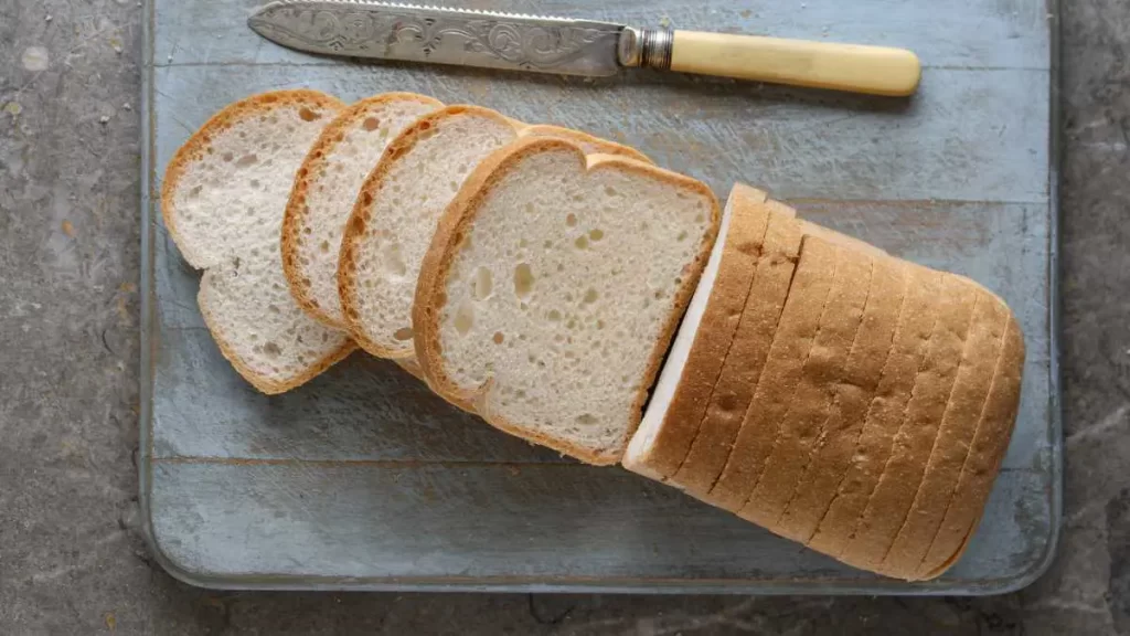 Selbstgemachtes glutenfreies Brot mit goldbrauner Kruste auf einem Holzbrett