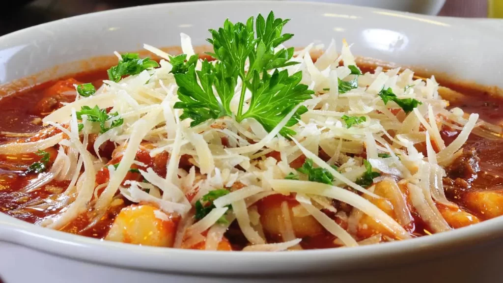 Gnocchi-Bolognese mit Parmesan – Köstliche Gnocchi in Bolognese-Soße, verfeinert mit geriebenem Parmesan