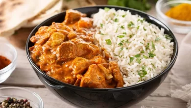 Hähnchen Curry mit Reis – cremiges Curry mit saftigem Hähnchenfleisch und duftendem Basmati-Reis, garniert mit frischen Kräutern.
