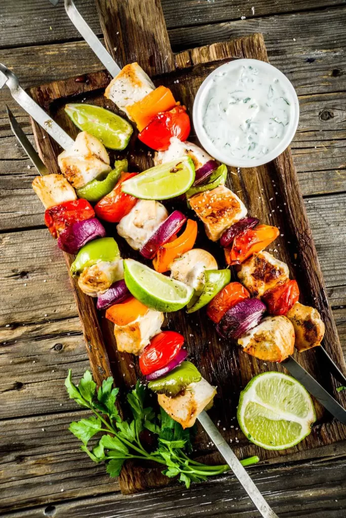 Selbstgemachte Hähnchen Spieße mit frischem Gemüse und Kräutern