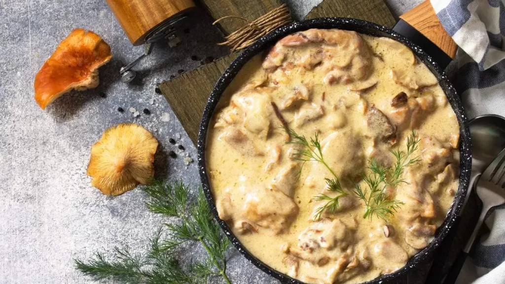 Hähnchen mit Zwiebel – Zartes Hähnchenfilet mit gebratenen Zwiebeln in der Pfanne